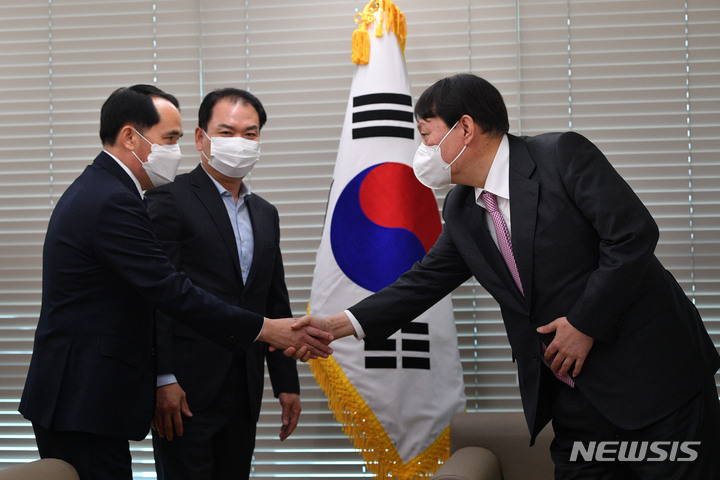 [서울=뉴시스] 국회사진기자단 = 윤석열 국민의힘 대선 후보가 17일 서울 여의도 당사에서 최원일 전 천안함 함장, 고 이상희 하사의 부친인 이성우 천안함 유족회장과 만나 인사하고 있다. 2021.11.17. photo@newsis.com