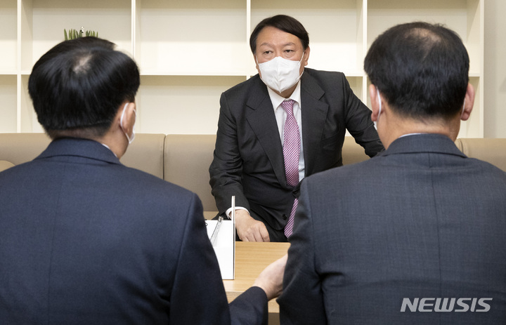 [서울=뉴시스] 국회사진기자단 = 윤석열 국민의힘 대선 후보가 17일 서울 여의도 당사에서 최원일 전 천안함 함장, 고 이상희 하사의 부친인 이성우 천안함 유족회장과 만나 면담하고 있다. 2021.11.17. photo@newsis.com