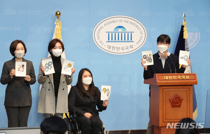 [서울=뉴시스] 전신 기자 = 이소영 더불어민주당 의원과 이재명 후보 선대위 권지웅 부대변인 등이 17일 서울 여의도 국회 소통관에서 '리스너 프로젝트' 개시 발표 기자회견을 하고 있다. '리스너 프로젝트'는 이재명 대선 후보와 자발적으로 모인 300명의 2030 청년 리스너들이 세대·지역을 아우르는 국민 인터뷰를 직접 진행하는 참여형 프로젝트다. (공동취재사진) 2021.11.17. photo@newsis.com