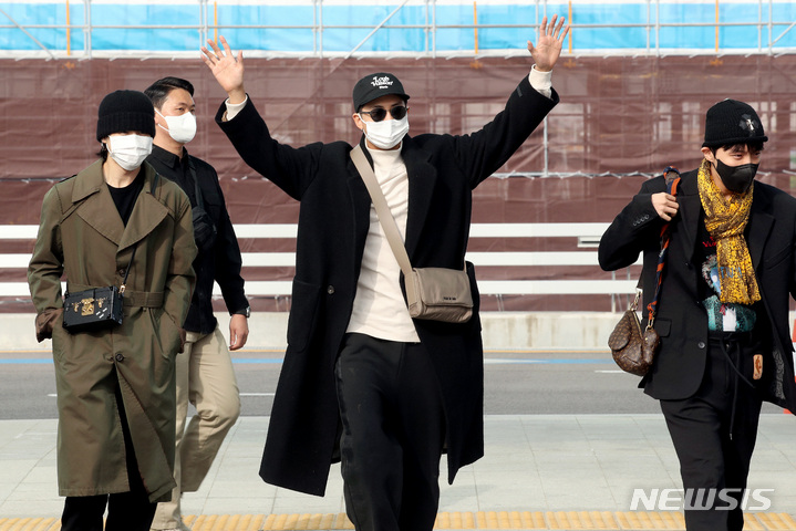 [인천공항=뉴시스] 김병문 기자 = 방탄소년단(BTS) RM이 17일 오후 인천국제공항을 통해 미국 LA로 출국하고 있다. 2021.11.17. dadazon@newsis.com