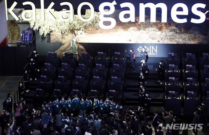 [부산=뉴시스] 하경민 기자 = 국내 최대 게임 전시회 '지스타 2021' 개막식이 열린 17일 부산 해운대구 벡스코 제1전시장에서 내외빈들이 전시장을 둘러보고 있다. 카카오게임즈가 메인스폰서를 맡은 올해 행사에는 40개국 672개사 참가한 가운데 21일까지 열리며, 일반 관람객 입장은 18일부터이다. 방역 정책에 따라 사전 예매로만 입장권(하루 6000장)을 판매하고, 현장 방문이 어려운 팬들을 위해 온라인 방송을 강화한다. 2021.11.17. yulnetphoto@newsis.com