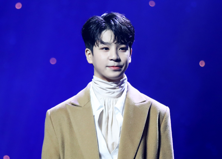 [서울=뉴시스] 박진희 기자 = 가수 정동원이 17일 서울 용산구 노들섬 라이브하우스에서 열린 첫 정규 앨범 '그리움, 아낌없이 주는 나무' 발매 기념 쇼케이스를 하고 있다. (사진=쇼플레이엔터테인먼트 제공) 2021.11.17. photo@newsis.com *재판매 및 DB 금지