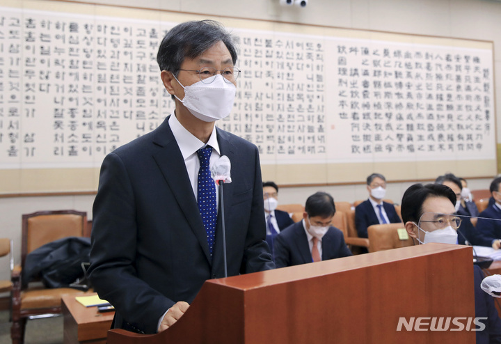 [서울=뉴시스] 최진석 기자 = 최재해 신임 감사원장이 17일 서울 여의도 국회에서 열린 법제사법위원회 전체회의에서 인사말을 하고 있다. (공동취재사진) 2021.11.17. photo@newsis.com