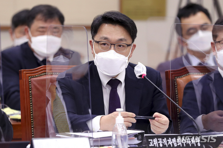 [서울=뉴시스] 최진석 기자 = 김진욱 고위공직자범죄수사처장이 17일 서울 여의도 국회에서 열린 법제사법위원회 전체회의에 출석해 의원들의 질의에 답변하고 있다. (공동취재사진) 2021.11.17. photo@newsis.com