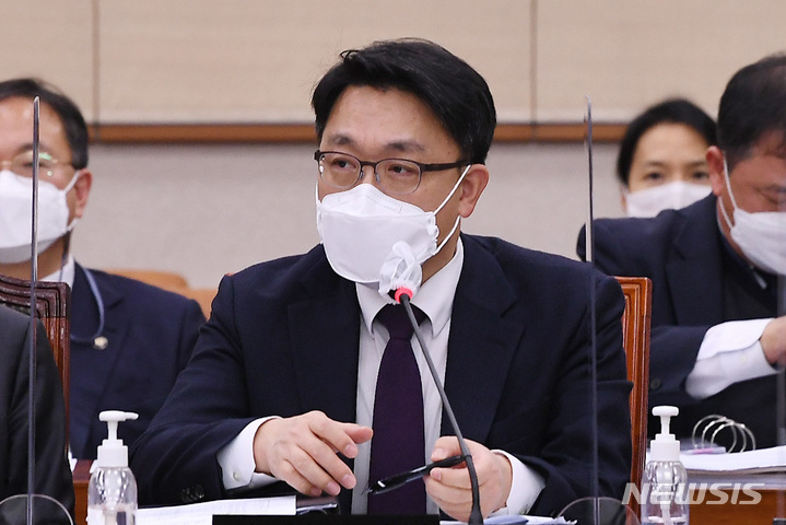 [서울=뉴시스] 최진석 기자 = 김진욱 고위공직자범죄수사처장이 지난 17일 서울 여의도 국회에서 열린 법제사법위원회 전체회의에서 의원들의 질의에 답하고 있다. (공동취재사진) 2021.11.17. photo@newsis.com
