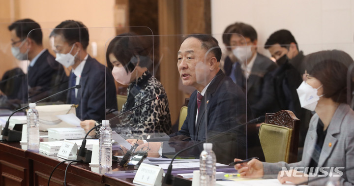 [서울=뉴시스] 배훈식 기자 = 홍남기 경제부총리 겸 기획재정부 장관이 17일 오후 서울 종로구 정부서울청사에서 열린 소재·부품·장비 경쟁력강화위원회에 참석해 발언하고 있다.(공동취재사진) 2021.11.17. photo@newsis.com