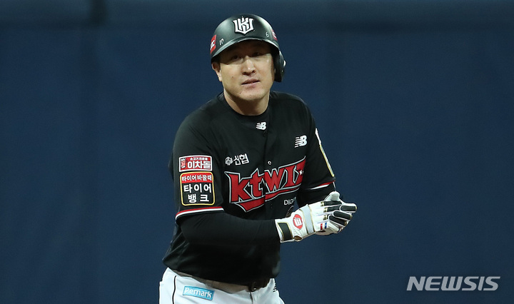[서울=뉴시스] 이영환 기자 = 17일 오후 서울 구로구 고척스카이돔에서 열린 2021 KBO 한국시리즈 두산 베어스와 KT 위즈의 3차전 경기, 2회초 KT 선두타자 유한준이 2루타를 날린 후 박수를 치고 있다. 2021.11.17. 20hwan@newsis.com