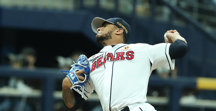 [서울=뉴시스] 이영환 기자 = 17일 오후 서울 구로구 고척스카이돔에서 열린 2021 KBO 한국시리즈 두산 베어스와 KT 위즈의 3차전 경기, 4회초 두산 선발 미란다가 역투하고 있다. 2021.11.17. 20hwan@newsis.com