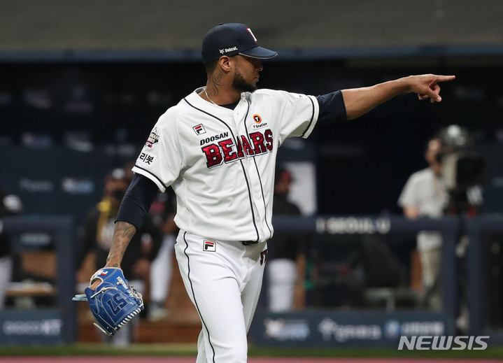 [서울=뉴시스] 박미소 기자 = 17일 오후 서울 구로구 고척스카이돔에서 열린 2021 KBO 한국시리즈 두산 베어스와 KT 위즈의 3차전 경기. 4회초를 무실점으로 막아낸 두산 선발 미란다가 기뻐하며 더그아웃으로 들어오고 있다. 2021.11.17. misocamera@newsis.com