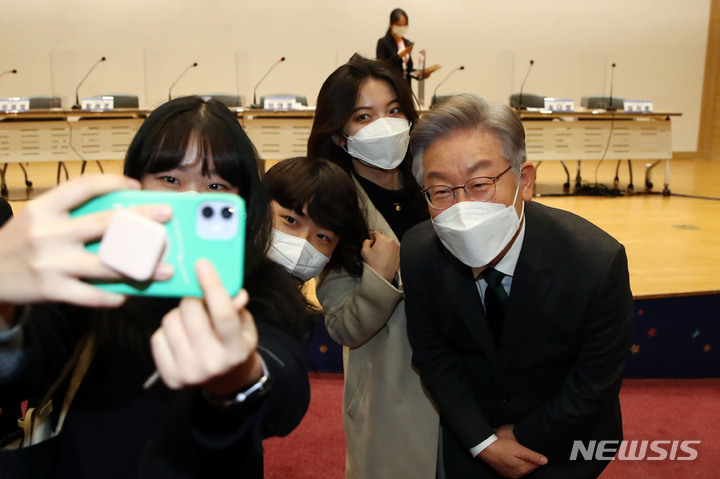 [서울=뉴시스] 최동준 기자 = 이재명 더불어민주당 대선 후보가 17일 서울 여의도 국회 의원회관에서 열린 서울권대학언론연합회 20대 대선 후보와의 간담회를 마치고 참석자들과 기념촬영을 하고 있다. (공동취재사진) 2021.11.17. photo@newsis.com