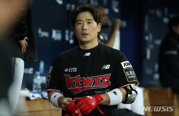 [서울=뉴시스] 이영환 기자 = 17일 오후 서울 구로구 고척스카이돔에서 열린 2021 KBO 한국시리즈 두산 베어스와 KT 위즈의 3차전 경기, KT 박경수가 덕아웃에서 수비 준비를 하고 있다. 2021.11.17. 20hwan@newsis.com