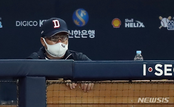 [서울=뉴시스] 이영환 기자 = 17일 오후 서울 구로구 고척스카이돔에서 열린 2021 KBO 한국시리즈 두산 베어스와 KT 위즈의 3차전 경기, 8회초 두산 김태형 감독이 경기를 지켜보고 있다. 2021.11.17. 20hwan@newsis.com