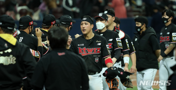 [서울=뉴시스] 이영환 기자 = 17일 오후 서울 구로구 고척스카이돔에서 열린 2021 KBO 한국시리즈 두산 베어스와 KT 위즈의 3차전 경기, 3대1로 승리한 KT 선수들이 기뻐하고 있다. 2021.11.17. 20hwan@newsis.com