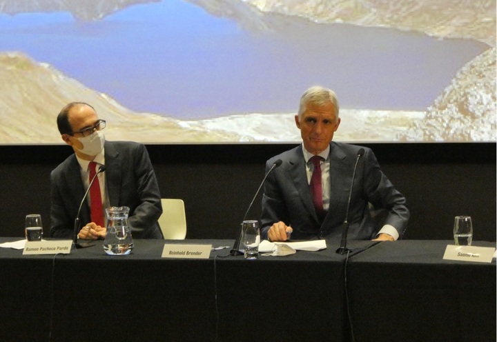 [런던=뉴시스]17일(현지시간) 영국 킹스칼리지런던(KCL)에서 열린 '한반도 평화 포럼'. 라몬 파르도 교수(왼쪽) 와 라인홀트 브렌더 EEAS 과장. 2021.11.17. *재판매 및 DB 금지