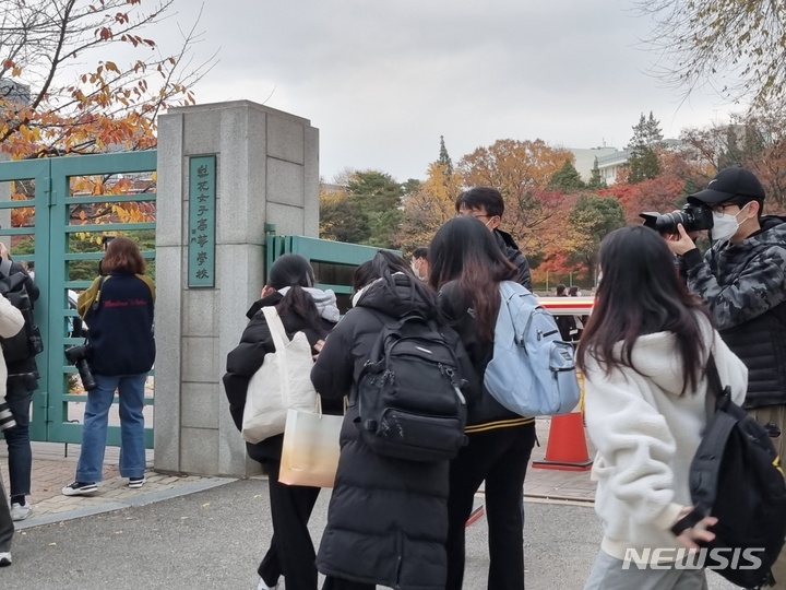 [서울=뉴시스]임하은 수습기자 = 2022학년도 대학수학능력시험(수능)이 열리는 18일 서울 이화외고에 마련된 서울교육청 15시험지구 20시험장에 수험생들이 입실하는 모습. rainy71@newsis.com. 2021.11.18