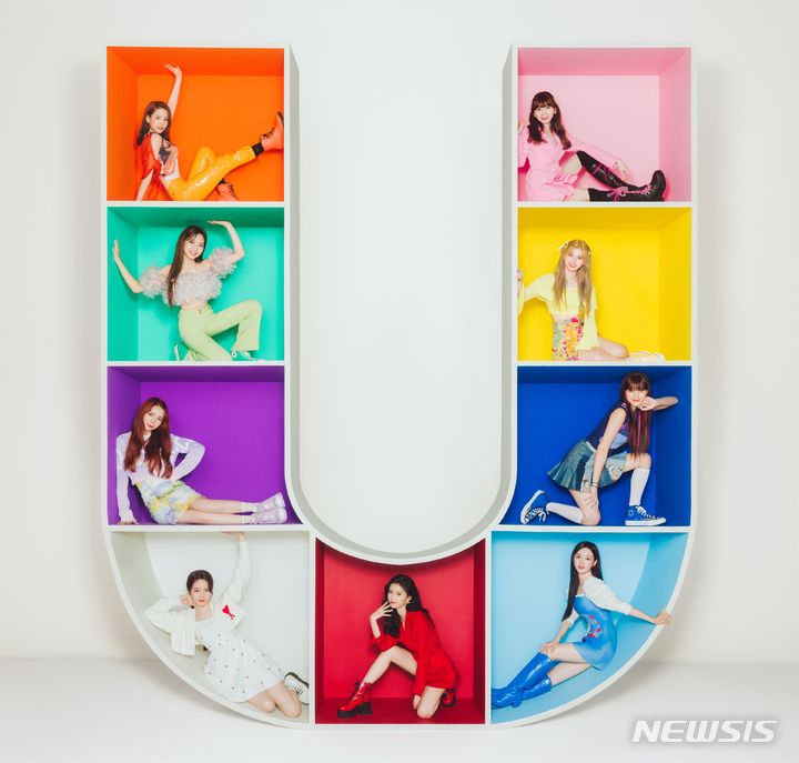 [서울=뉴시스] 니쥬 정규 1집 'U' 단체 이미지 (사진 =JYP 엔터테인먼트 제공) photo@newsis.com