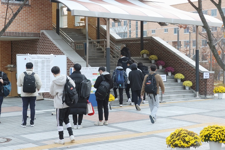 [뉴시스=세종]세종시 제29시험지구 제3 시험장으로 입실하는 수험생 모습.2021.11.18. *재판매 및 DB 금지