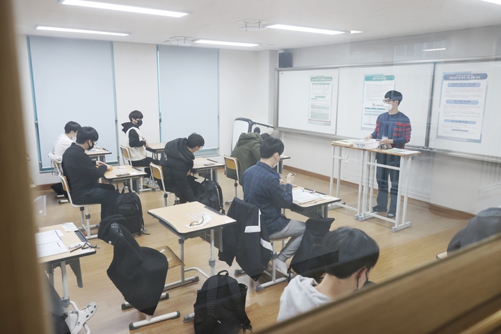 [뉴시스=세종]감독관으로부터 주의 사항을 듣고 있는 수험생 모습.2021.11.19. *재판매 및 DB 금지