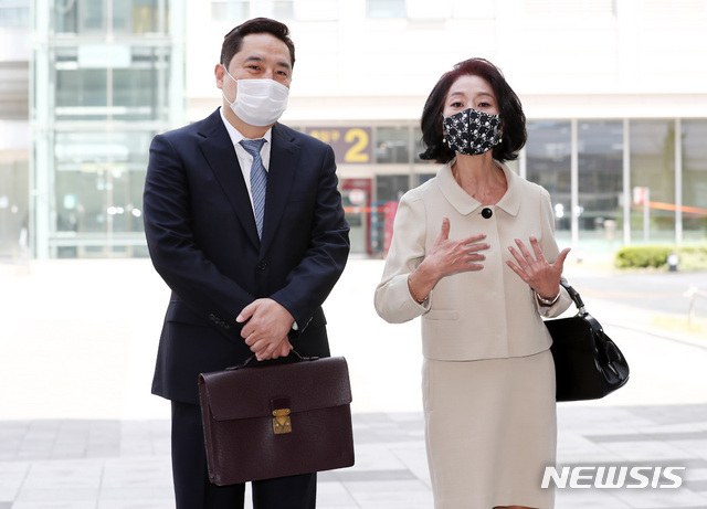 [서울=뉴시스]이영환 기자 = 이재명 경기도지사를 상대로 3억원의 손해배상 청구 소송을 제기한 배우 김부선(오른쪽)과 강용석 변호사가 지난 4월21일 오후 서울 송파구 서울동부지방법원에서 열린 첫 재판에 출석하며 발언을 하고 있다. 2021.04.21. 20hwan@newsis.com