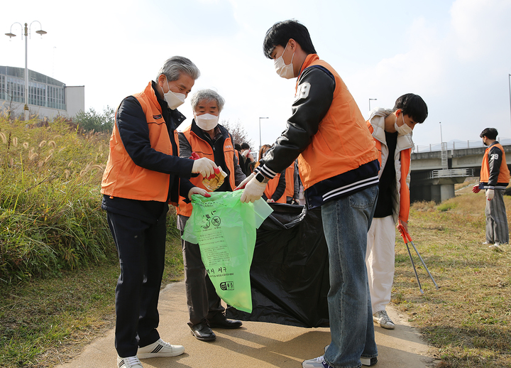 목원대 학생들과 '줍깅'을 하는 권혁대(왼쪽) 총장 *재판매 및 DB 금지