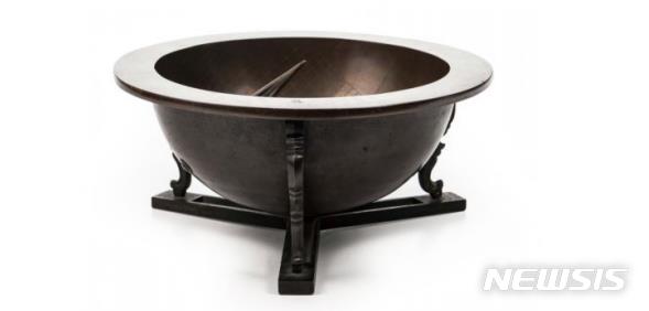 [서울=뉴시스] 5억4천만원에 낙찰된 앙부일구仰釜日晷, 高 15, 直徑 32.4. 추정가 3억5000만~6억원.