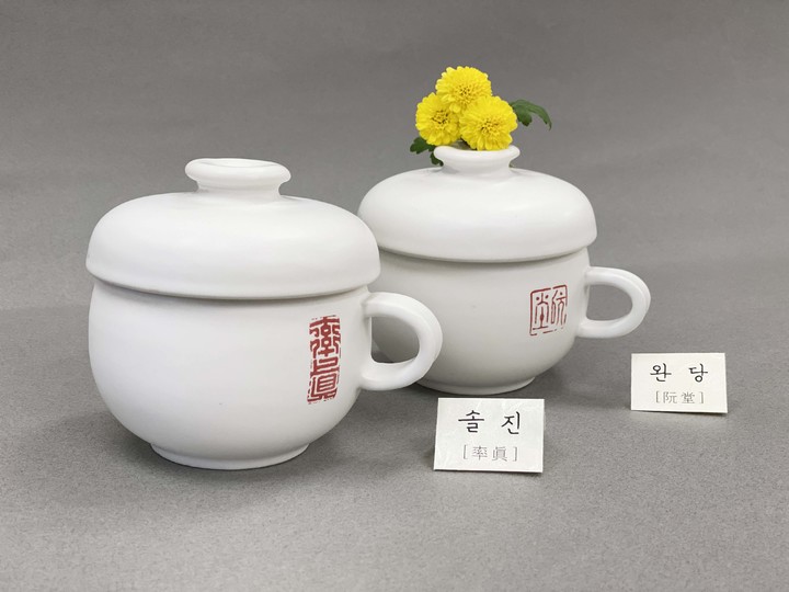 [홍성=뉴시스] 추사 김정희 선생의 낙관이 찍힌 찻잔 모습. *재판매 및 DB 금지