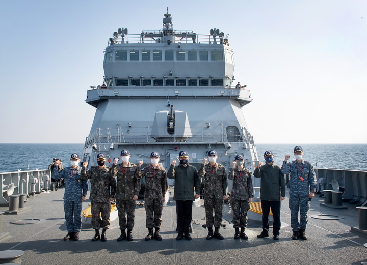 [서울=뉴시스] 서욱 국방부장관이 18일 오전, 울릉도 인근 해역에서 3군 사관생도 합동순항훈련 중인 한산도함을 방문해 육해공군 및 간호사관학교 2학년 생도 대표, 합동순항훈련전단장 등과 기념촬영을 하는 모습. 2021.11.18. (사진=국방부 제공) *재판매 및 DB 금지