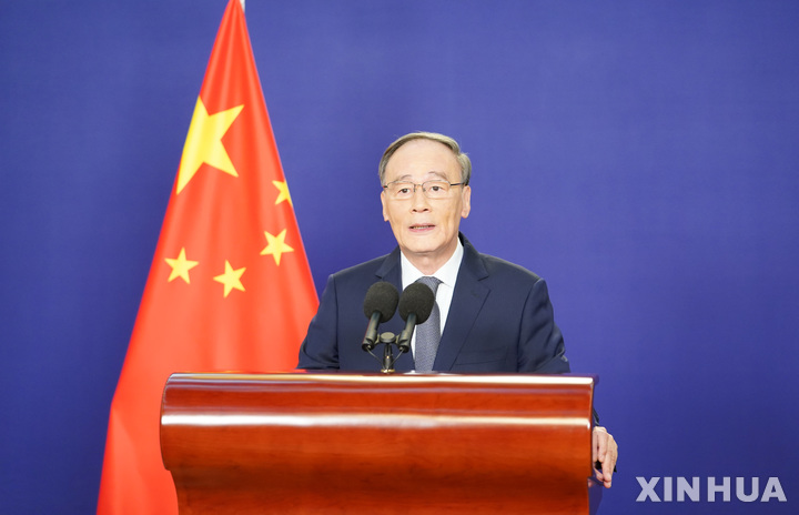 [베이징=신화/뉴시스] 17일 왕치산 국가 부주석이 블룸버그 주관 뉴이코노미포럼에 화상으로 참석해 기조연설하고 있다. 2021.11.18