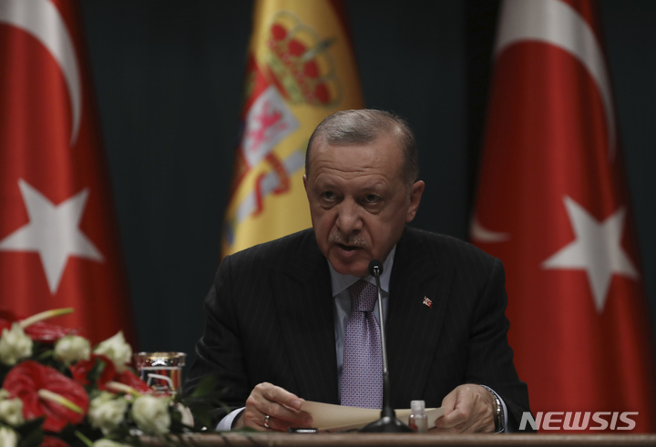 [앙카라=AP/뉴시스] 레제프 타이이프 에르도안 터키 대통령이 17일(현지시간) 앙카라의 대통령궁에서 페드로 산체스 스페인 총리와의 회담을 마친 후 공동기자회견을 하고 있다. 에르도안 대통령은 북대서양조약기구(나토) 동맹국인 스페인과의 방위협력 증진을 위해 항공모함과 잠수함 1척을 구입하겠다고 밝혔다. 2021.11.18.
