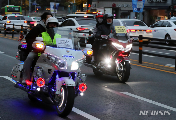 [서울=뉴시스] 배훈식 기자 = 2022학년도 대학수학능력시험이 치러진 18일 오전 서울 종로구 경복궁역 앞에서 수험생들이 전국모터사이클동호회 모닝캄 회원들의 오토바이를 타고 시험장으로 향하고 있다. 2021.11.18. dahora83@newsis.com