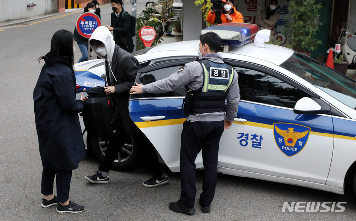 [서울=뉴시스] 추상철 기자 = 2022학년도 대학수학능력시험이 시행된 18일 오전 서울 종로구 경복고등학교에 마련된 서울시교육청 제15지구 제1시험장에서 수험생이 경찰차를 타고 시험장에 도착하고 있다. 2021.11.18. scchoo@newsis.com