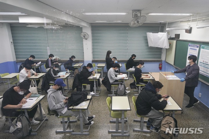 [서울=뉴시스] 사진공동취재단 = 2022학년도 대학수학능력시험이 실시된 지난해 12월18일 서울 영등포 여의도고등학교에 마련된 수능 고사장에서 수험생들이 마지막 점검을 하고 있다. 2022.01.21. photo@newsis.com