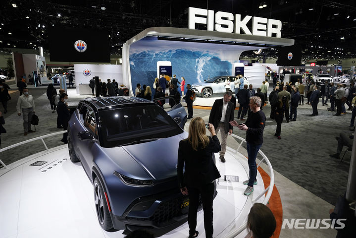 [로스앤젤레스=AP/뉴시스]미국 전기차 제조업체 피스커(Fisker)가 첫 전기차를 내놓은 지 약 1년 만에 파산을 신청했다고 미 월스트리트저널(WSJ) 등 외신들이 18일(현지시각) 보도했다. 사진은 2021년 11월17일 미국 로스앤젤레스에서 열린 한 오토쇼에서 피스커의 부스 모습. 2024.6.18