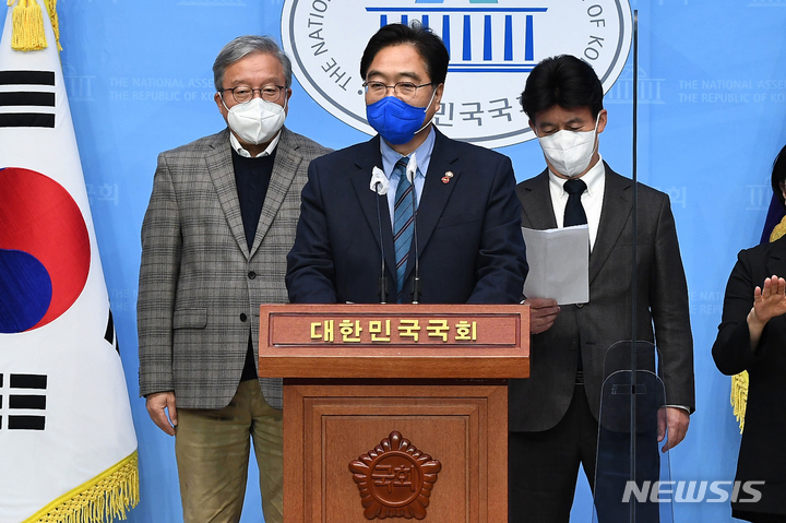 [서울=뉴시스] 최동준 기자 = 더불어민주당 선대위 기본사회위원회 공동위원장 우원식 의원, 최배근 건국대학교 경제학과 교수, 고문 강남훈 한신대학교 경제학과 교수가 18일 서울 여의도 국회 소통관에서 출범 기자회견을 하고 있다. (공동취재사진) 2021.11.18. photo@newsis.com