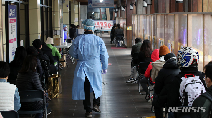 [서울=뉴시스] 조성우 기자 = 코로나19 신규 확진자가 3,292명이 발생해 코로나19 사태 발생 이후 역대 최다치를 기록한 18일 오전 서울 송파구보건소에 설치된 코로나19 선별진료소를 찾은 시민들이 검사를 받기 위해 대기하고 있다. 2021.11.18. xconfind@newsis.com