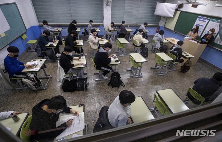 [서울=뉴시스] 사진공동취재단 = 2022학년도 대학수학능력시험이 치러진 18일 오전 서울 여의도고등학교에 마련된 시험장에서 수험생들이 시험 시작을 기다리고 있다. 2021.11.18. photo@newsis.com