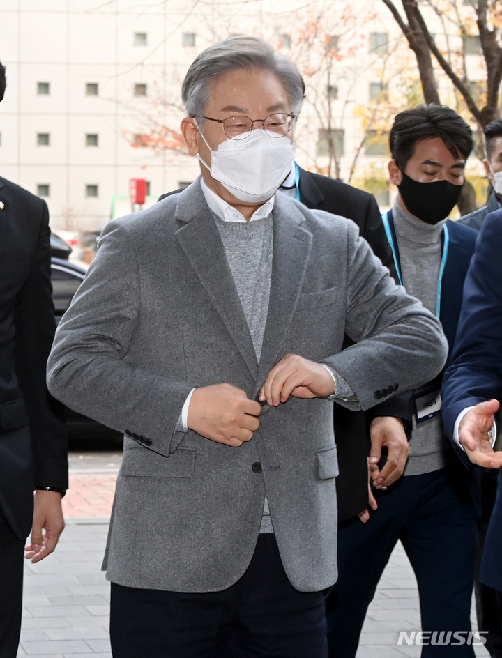 [서울=뉴시스] 국회사진기자단 = 이재명 더불어민주당 대선 후보가 18일 오전 서울 마포구 상암동 SBS 프리즘타워에서 '5천만의 소리, 지휘자를 찾습니다' 주제로 열린 SBS D포럼에 참석하고 있다. 2021.11.18. photo@newsis.com