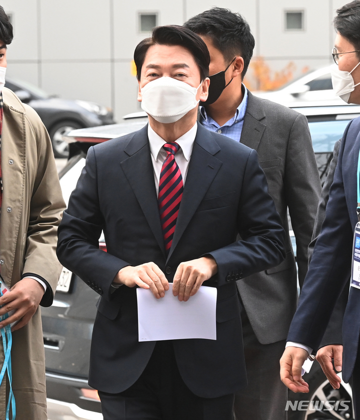 [서울=뉴시스] 국회사진기자단 = 안철수 국민의당 대선 후보가 18일 오전 서울 마포구 상암동 SBS 프리즘타워에서 '5천만의 소리, 지휘자를 찾습니다' 주제로 열린 SBS D포럼에 참석하고 있다. 2021.11.18. photo@newsis.com