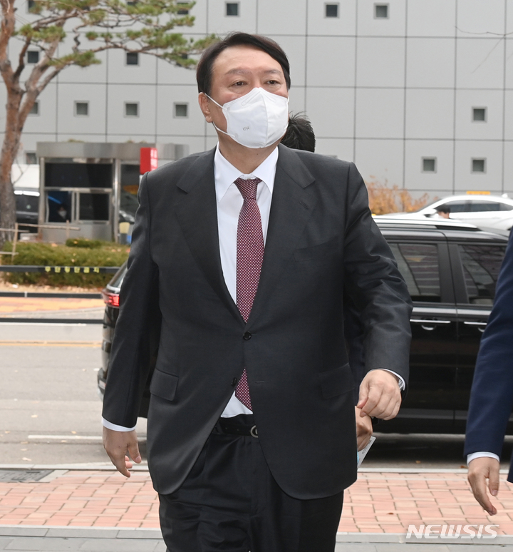 [서울=뉴시스] 국회사진기자단 = 윤석열 국민의힘 대선 후보가 18일 오전 서울 마포구 상암동 SBS 프리즘타워에서 '5천만의 소리, 지휘자를 찾습니다' 주제로 열린 SBS D포럼에 참석하고 있다. 2021.11.18. photo@newsis.com