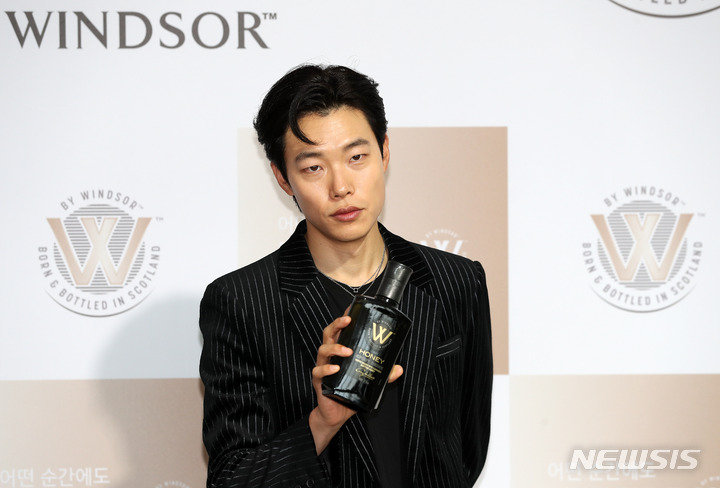 [서울=뉴시스] 백동현 기자 = 배우 류준열이 18일 오전 서울 서초구 서울웨이브 아트센터에서 열린 '더블유 바이 윈저', 새로운 브랜드 캠페인 '마이 스타일 더블유' 포토세션에 참가해 포즈를 취하고 있다. 2021.11.18. livertrent@newsis.com