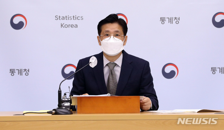 [세종=뉴시스] 강종민 기자 = 정동명 통계청 사회통계국장. 2021.11.18. ppkjm@newsis.com
