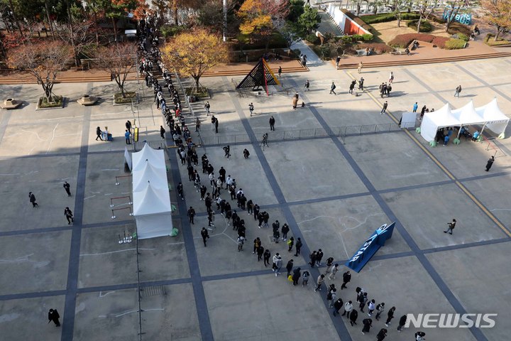 [부산=뉴시스] 하경민 기자 = 국제 게임 전시회인 '지스타 2021'가 열린 18일 부산 해운대구 벡스코 제1전시장을 찾은 관람객들이 길게 줄을 선 채 행사장에 입장하고 있다. 40개국 672개사 참가한 이번 행사는 오는 21일까지 계속된다. 2021.11.18. yulnetphoto@newsis.com