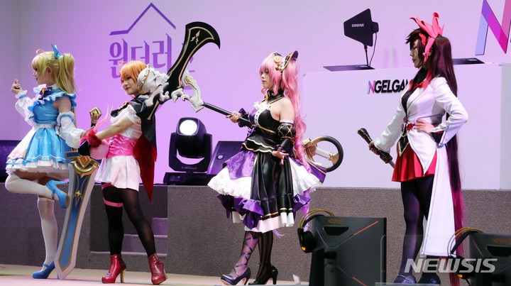 [부산=뉴시스] 하경민 기자 = 국제 게임 전시회인 '지스타 2021'가 열린 18일 부산 해운대구 벡스코 제1전시장에서 게임 캐릭터 복장을 한 모델들이 퍼포먼스를 펼치고 있다. 40개국 672개사 참가한 이번 행사는 오는 21일까지 계속된다. 2021.11.18. yulnetphoto@newsis.com