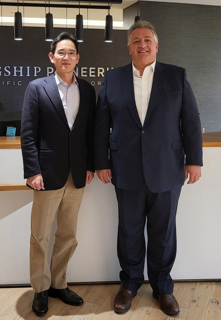 [서울=뉴시스] 이재용 삼성전자 부회장이 지난 16일(현지시간) 미국 매사추세츠주 캠브리지에서 누바 아페얀 모더나 공동설립자 겸 이사회 의장을 만나 기념촬영 하고 있다. (사진=삼성전자 제공) 2021.11.18. photo@newsis.com *재판매 및 DB 금지