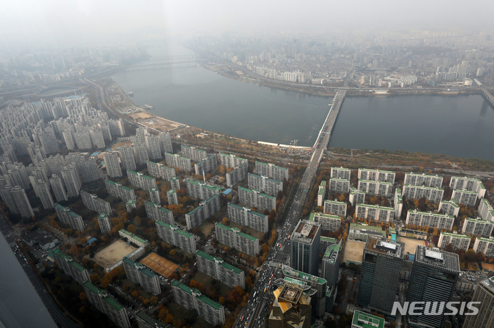 [서울=뉴시스] 조성우 기자 = 18일 오후 서울 송파구 롯데월드타워 서울스카이에서 아파트 단지가 내려다보이고 있다. 2021.11.18. xconfind@newsis.com