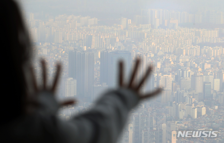 [서울=뉴시스] 조성우 기자 = 이르면 다음 주 국세청의 종합부동산세 고지서 발송을 앞두고 다주택자와 고가 주택 보유자의 부담이 늘어날 것으로 예상된다. 사진은 18일 오후 서울 송파구 롯데월드타워 서울스카이에서 내려다 본 아파트 단지. 2021.11.18. xconfind@newsis.com