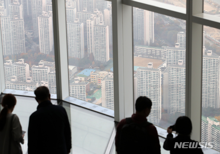 [서울=뉴시스] 조성우 기자 = 이르면 다음주 국세청의 종합부동산세(종부세) 고지서 발송을 앞두고 다주택자와 고가주택 보유자의 부담이 늘어날 것으로 예상된다. 국회 예산정책처는 올해 종부세 납세 대상자를 지난해 약 10만 명 늘어난 76만여 명으로 예측했다. 18일 오후 서울 송파구 롯데월드타워 서울스카이에서 아파트 단지가 내려다보이고 있다. 2021.11.18. xconfind@newsis.com