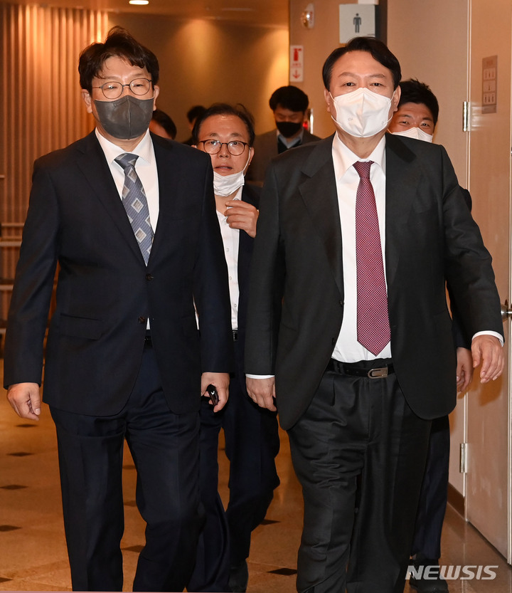 [서울=뉴시스] 국회사진기자단 = 윤석열 국민의힘 대선 후보가 18일 서울 여의도의 한 음식점에서 국민의힘 의원 및 관계자들과 비공개 오찬을 위해 식당으로 이동하고 있다. 오른쪽은 당 사무총장에 임명된 권성동 의원. 2021.11.18. photo@newsis.com