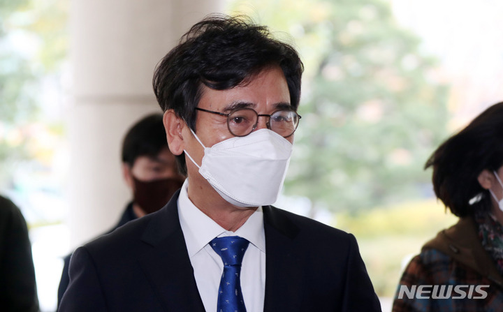[서울=뉴시스] 추상철 기자 = 유시민 노무현재단 전 이사장이 지난 18일 오후 서울 마포구 서울서부지방법원에서 열린 '한동훈 검사장 명예훼손 혐의'와 관련 2차 공판에 출석하고 있다. 2021.11.18. scchoo@newsis.com