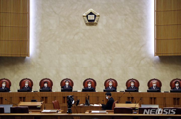 [서울=뉴시스] 고승민 기자 = 김명수 대법원장과 대법관들이 지난해 11월18일 서울 대법원에서 전원합의체 선고를 하기 전 자리에 앉아 있다. 2021.11.18. kkssmm99@newsis.com